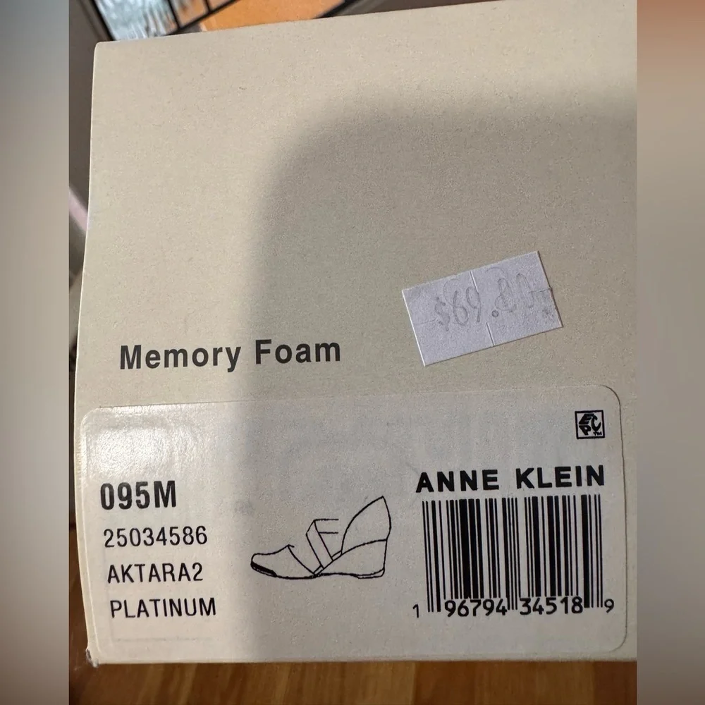 Anne Klein Aktara2 Shimmering Platinum Wedges - sz 9.5m - New in Box